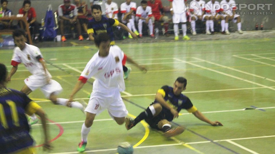 Pemain GPS Jogjakarta (putih) saat berebut bola dengan pemain Victory Solo. Dalam pertandingan ini, GPS berhasil mengalahkan Victory dengan skor 3-0 dan GPS memastikan satu tiket ke babak semifinal. Copyright: &copy; Raditya Erwiyanto/INDOSPORT